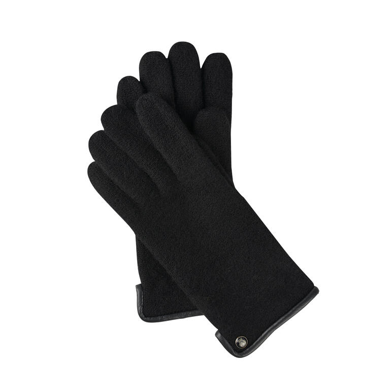 Zwarte wandelhandschoenen met aangename textuur in de hand gehouden.