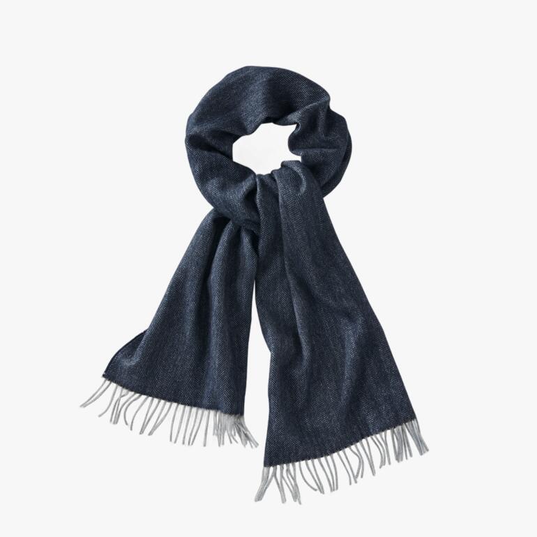 Donkergrijze basic kasjmier sjaal met franjes.