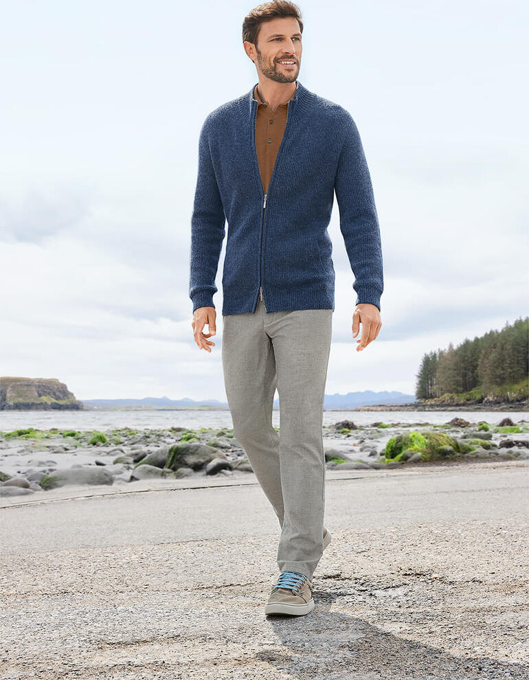 Doubleface moleskin-broek Man in gebreide vest met ritssluiting