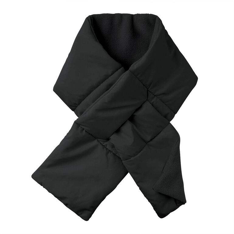 Loevenich doorgestikte sjaal - Mooi plat om de hals zittende doorgestikte sjaal met split om hem doorheen te trekken: warm, zacht. Zwarte gewatteerde sjaal op een witte achtergrond