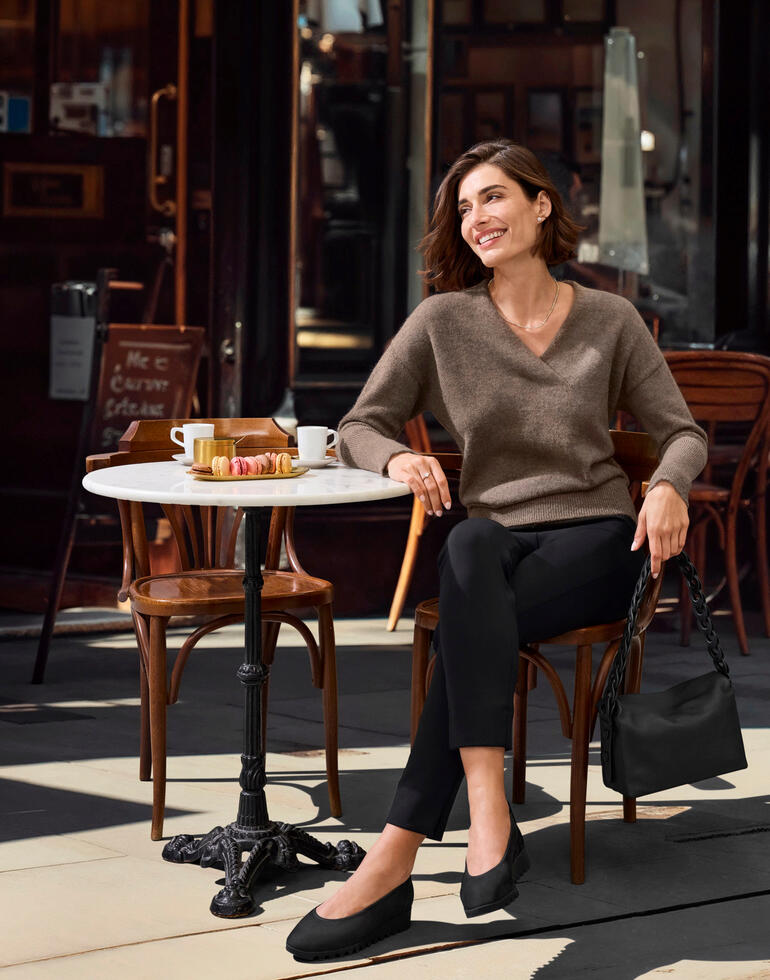 Vrouwen alpaka trui in bruin, gezellig zittend aan tafel.