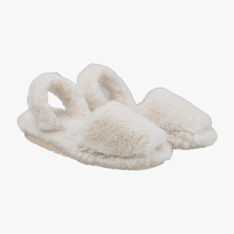 Beige pluche huisslippers met een open ontwerp.