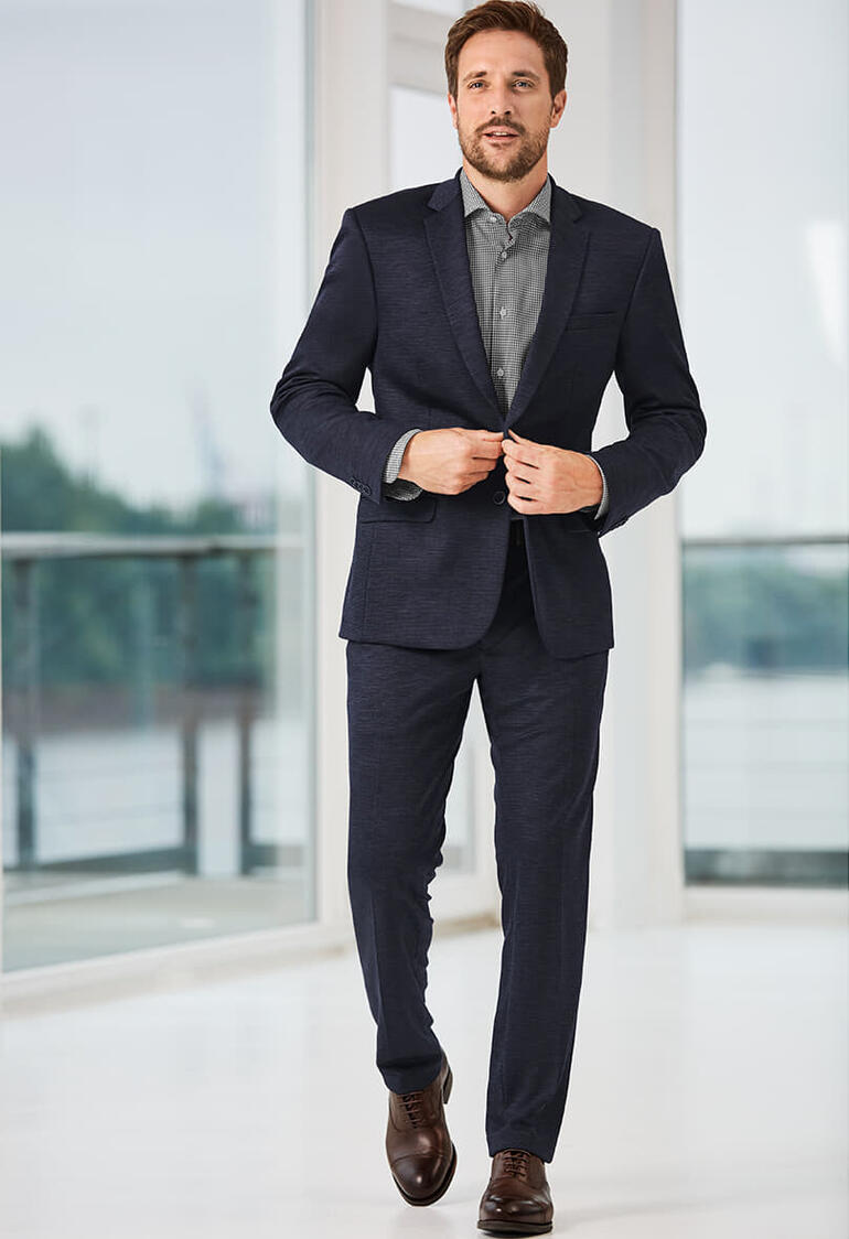 Super 120 jersey jacket, donkerblauw, model loopt in kostuum.