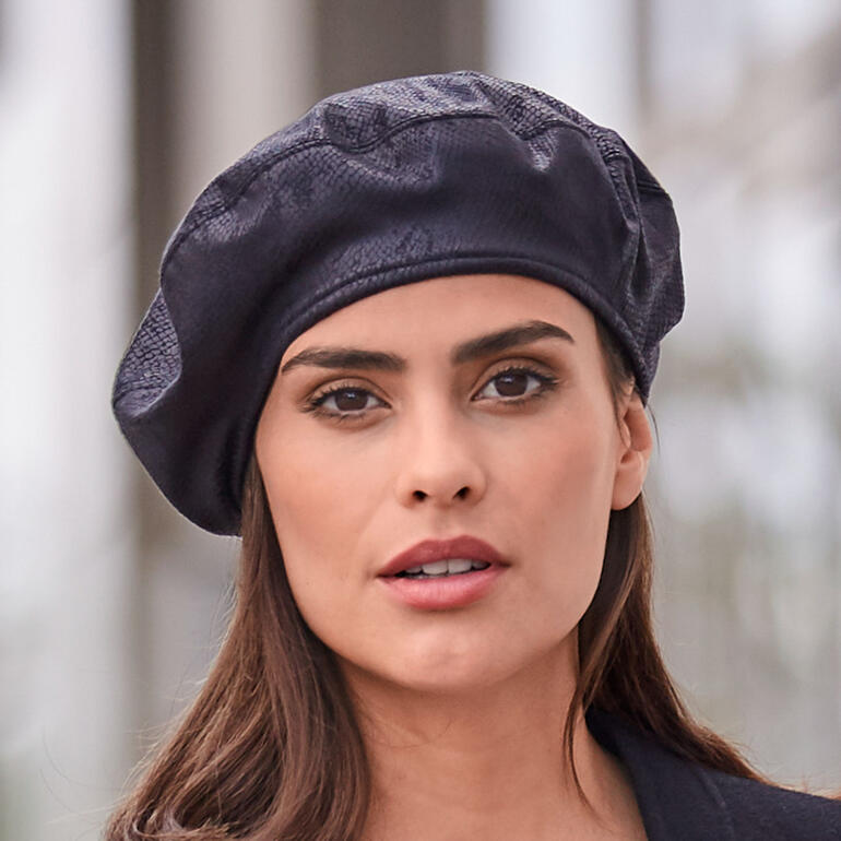 Mayser omkeerbare baret, zwart, gedragen door een vrouw.