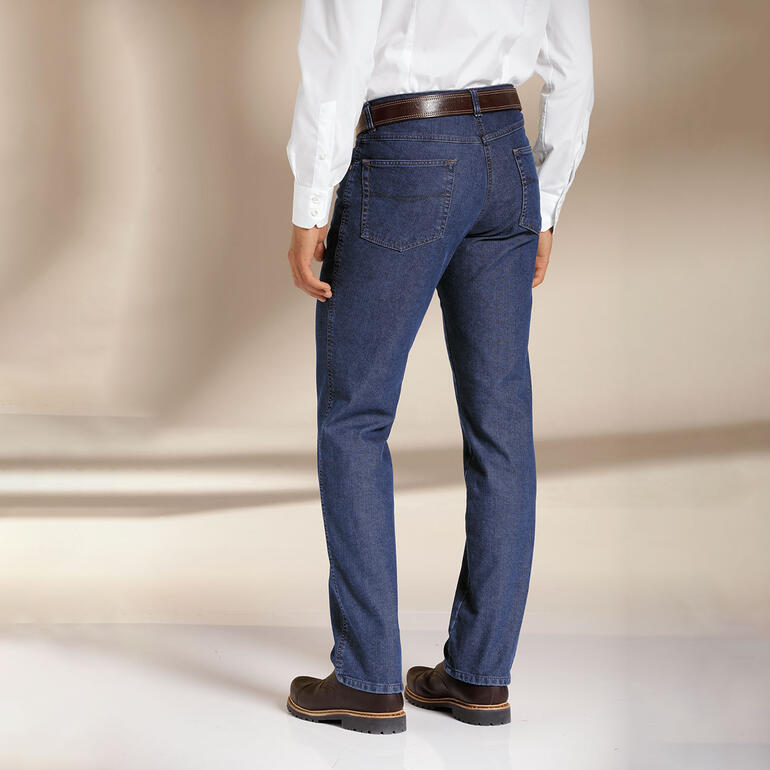 Achteraanzicht van een persoon in Five-Pocket thermo jeans.