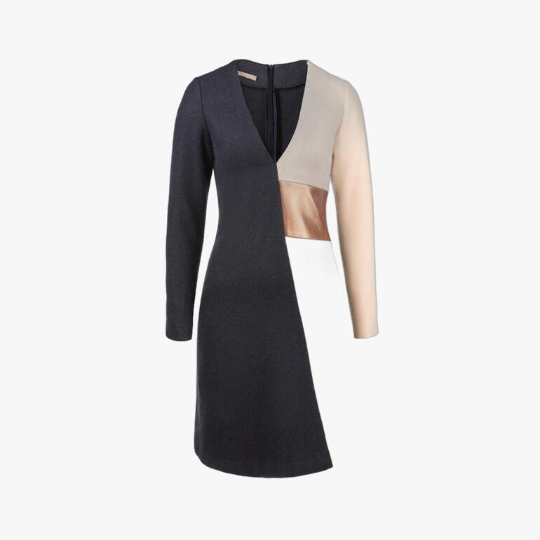 Meerkleurige winterjurk met V-hals op een witte achtergrond.