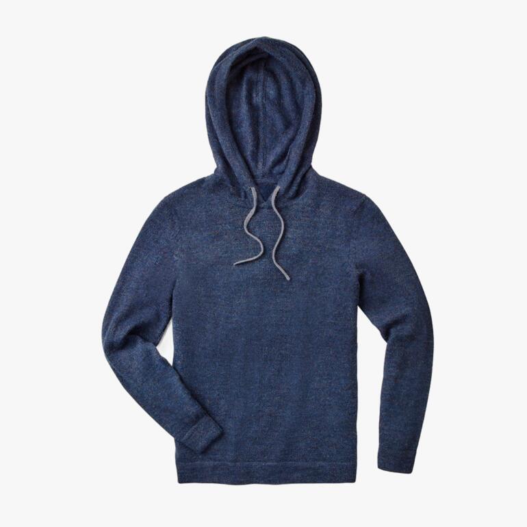 Blauwe baby-alpaca-hoodie met capuchon liggend.