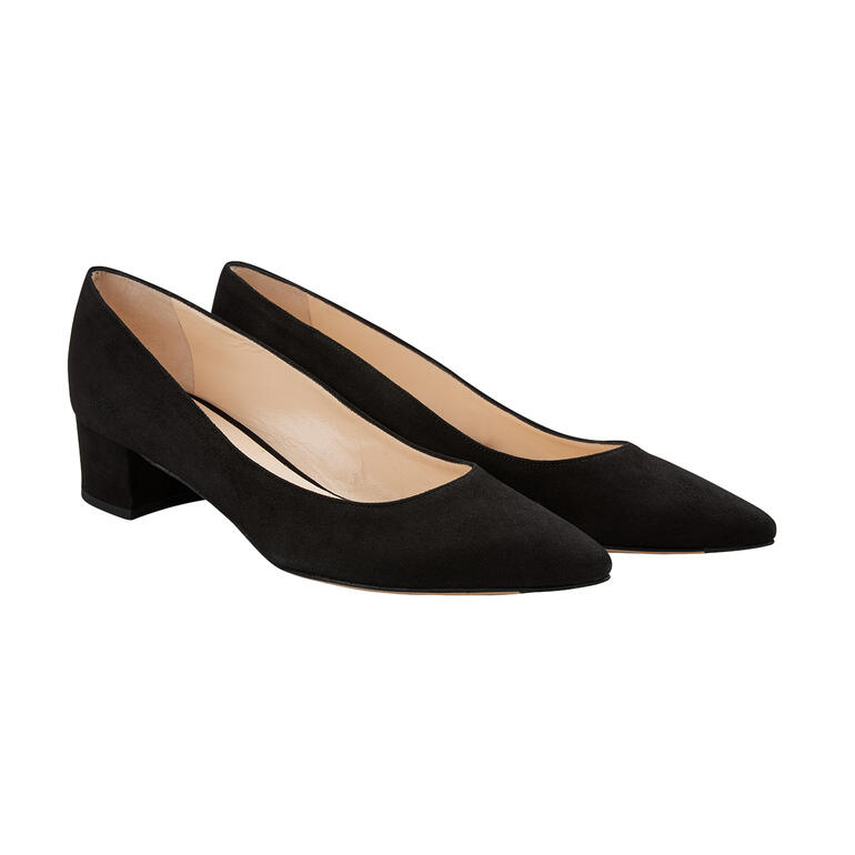 Zwarte ballerina-pumps van voren op een witte achtergrond.