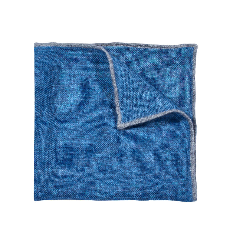 Blauw kasjmier pochet met grijze rand, op een witte achtergrond