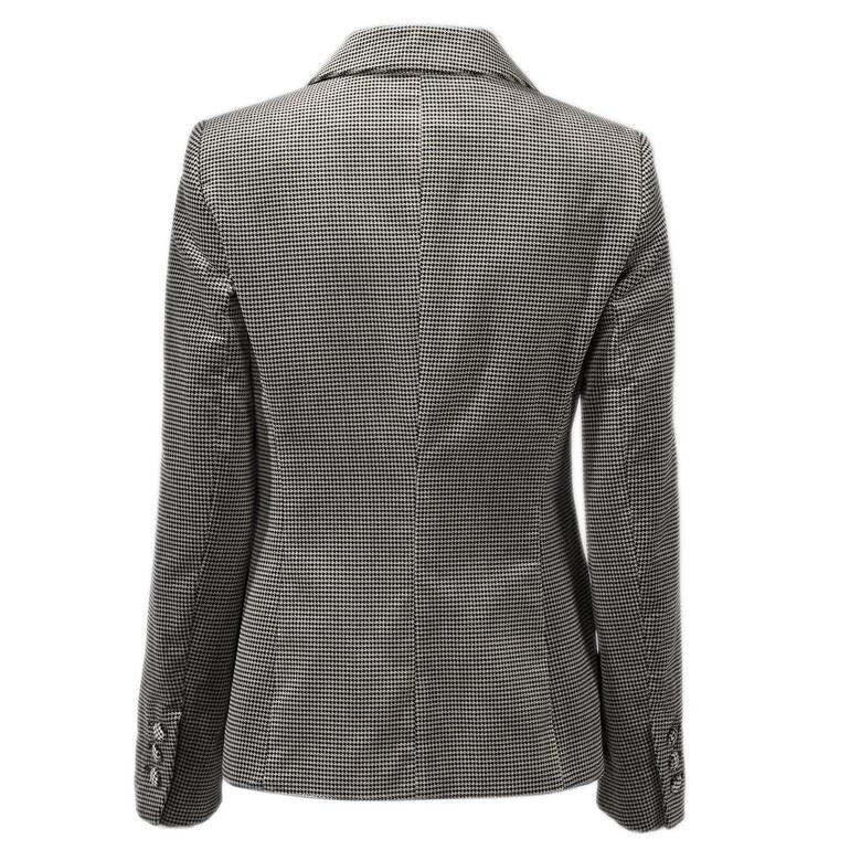 Achteraanzicht van de wasbare fluwelen blazer in houndstooth.