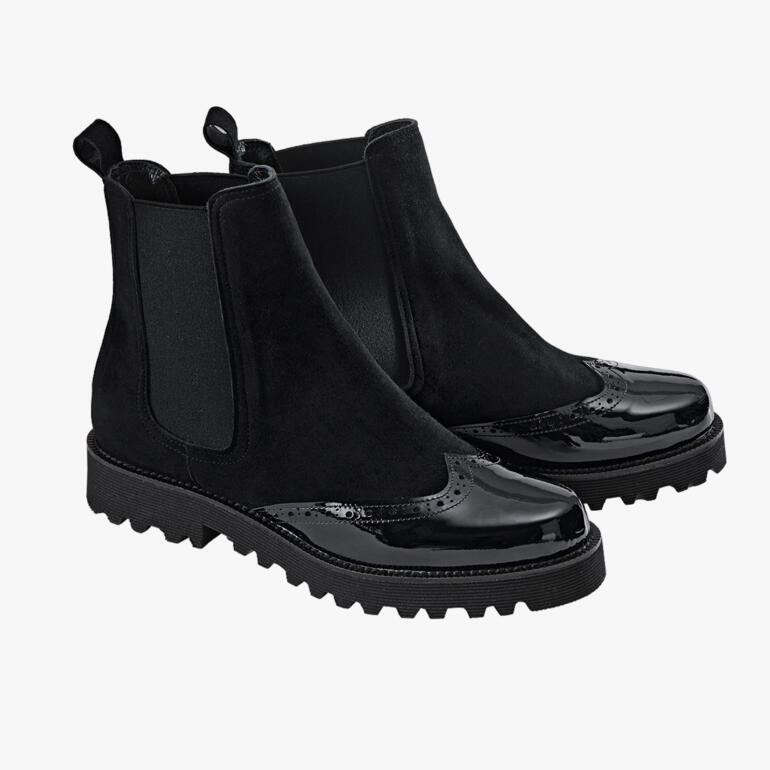 Zwarte Casanova Chelsea boots van suède met glanzende details.