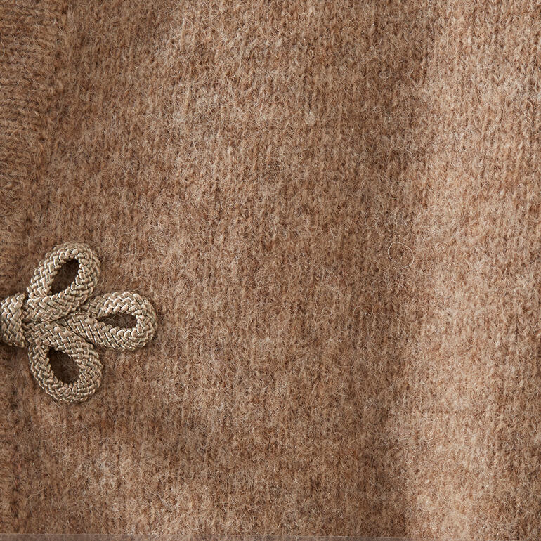 Detailopname van het oppervlak van een bruine Softwalk jas