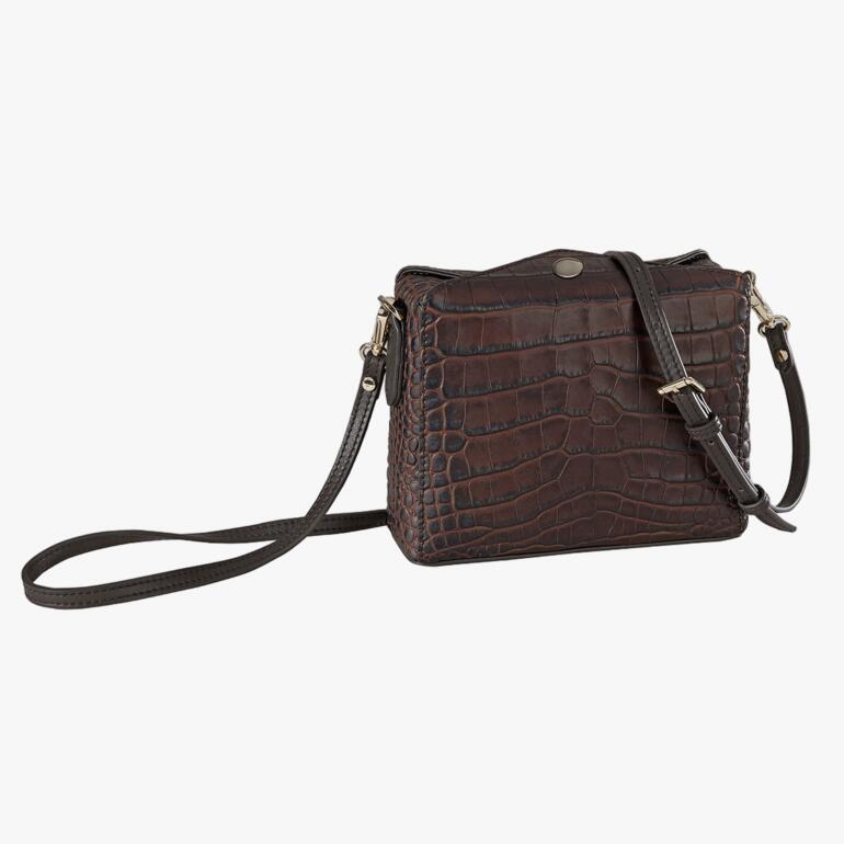 Bruine krokodillenleren boxy-bag op een witte ondergrond.