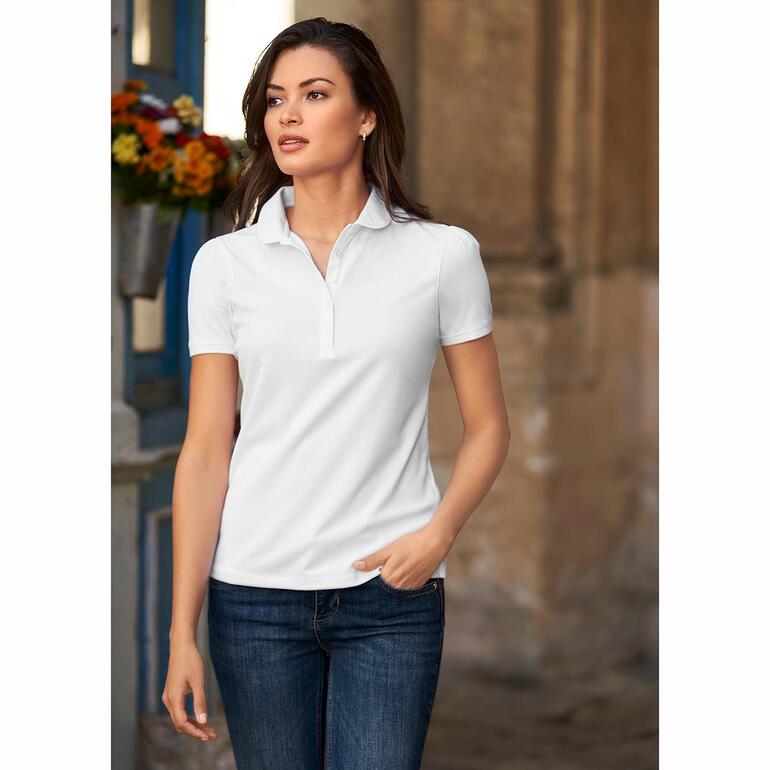 wit Vrouw draagt een witte poloshirt, gecombineerd met donkere jeans, voor een historische achtergrond.