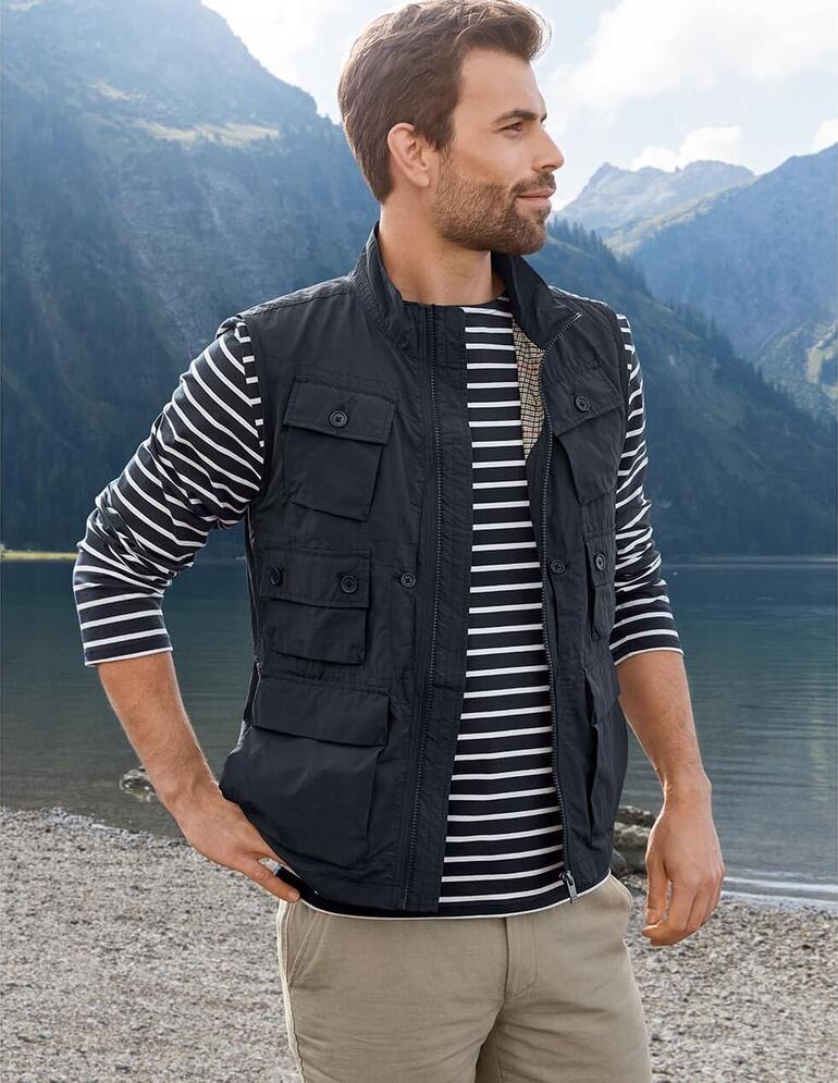 Man in zwart 10-pocket vest kijkt naar een bergmeer.