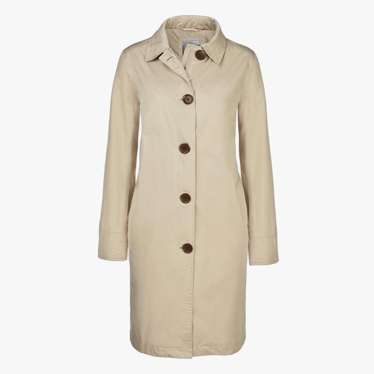 Vooraanzicht van een beige travelcoat met grote knopen op een neutrale achtergrond.
