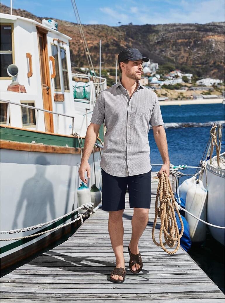 Short van Tencel™ en linnen Man draagt Tencel™-lijnshorts en shirt tijdens een wandeling in de haven.