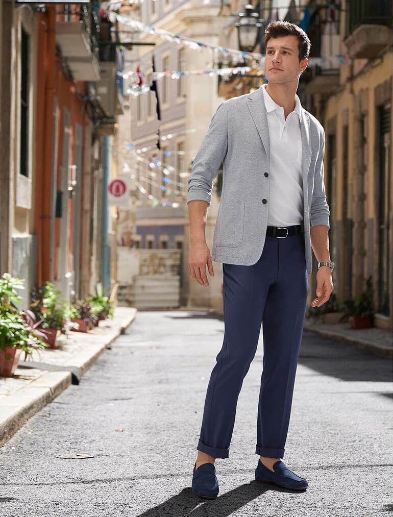 Honeycomb-colbert Man in Coolmax®-stofbroek staat in een drukke straat.
