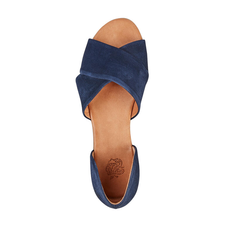 Bovenaanzicht van de Apple of Eden kruisband sandalen op een witte achtergrond.