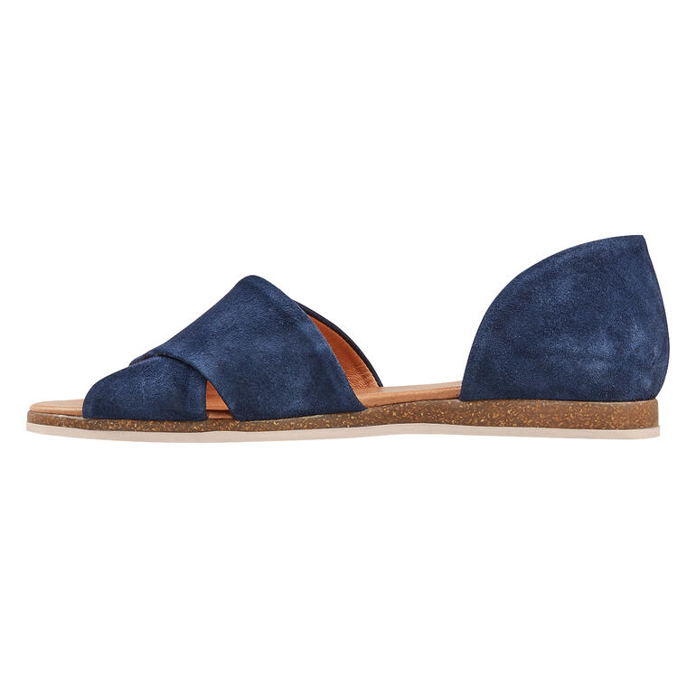 Zijaanzicht van de Apple of Eden kruisband sandalen op een witte achtergrond.