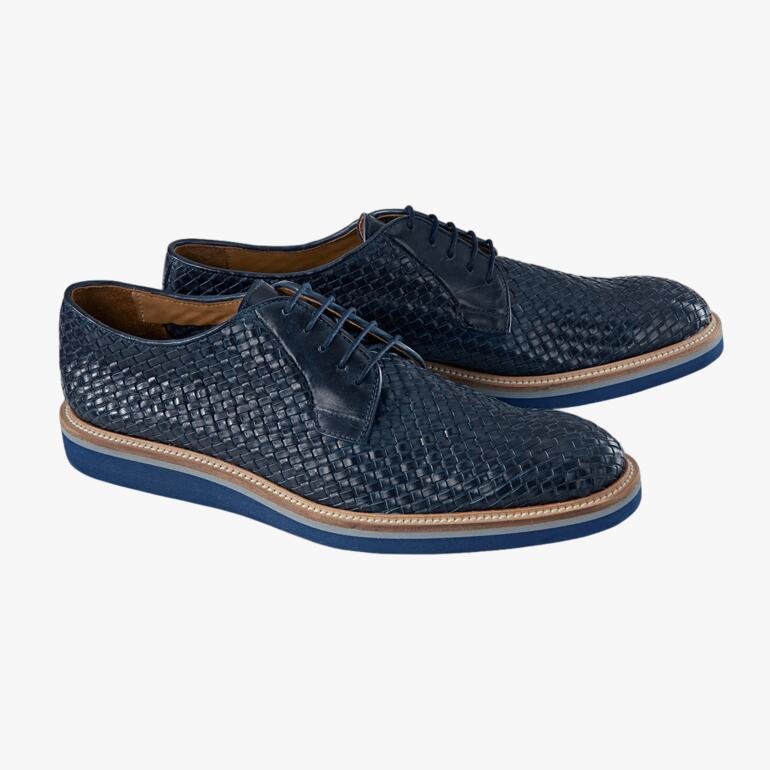 Twee donkerblauwe gevlochten derby schoenen van Casanova, naast elkaar op een lichte achtergrond.