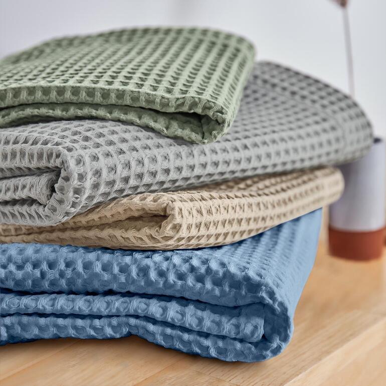 Wafelpiqué-handdoeken, set à 2 stuks Gestapelde wafelpiqué handdoeken in verschillende kleuren.