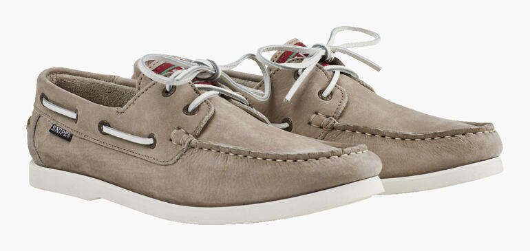 Beige Snipe® leren bootsschoenen met klassiek ontwerp en vetersluiting.