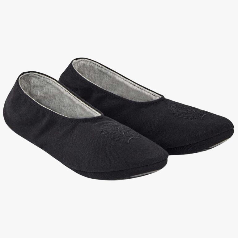 Een paar zwarte reisonderdelen op een witte achtergrond.