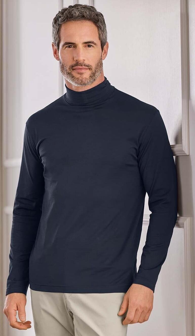 Man in donkere Sunspel ondertrui, close-up in de kamer.