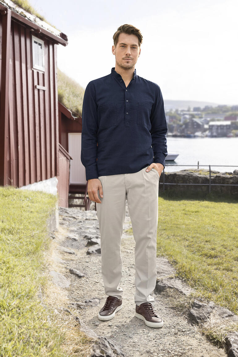 Hollington Nehru-jeansoverhemd Man draagt een Hollington Nehru-jeanshemd en staat buiten.