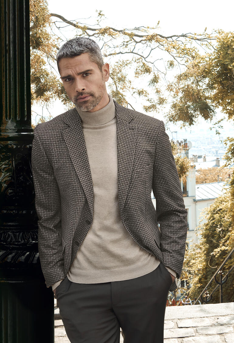 Colbert van jersey van wol en zijde Man in wollen zijden jersey blazer met beige trui, herfstscène