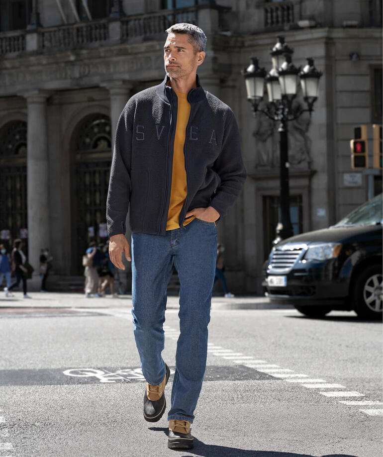 blauw Man draagt Svea fleece-blouson in de stad