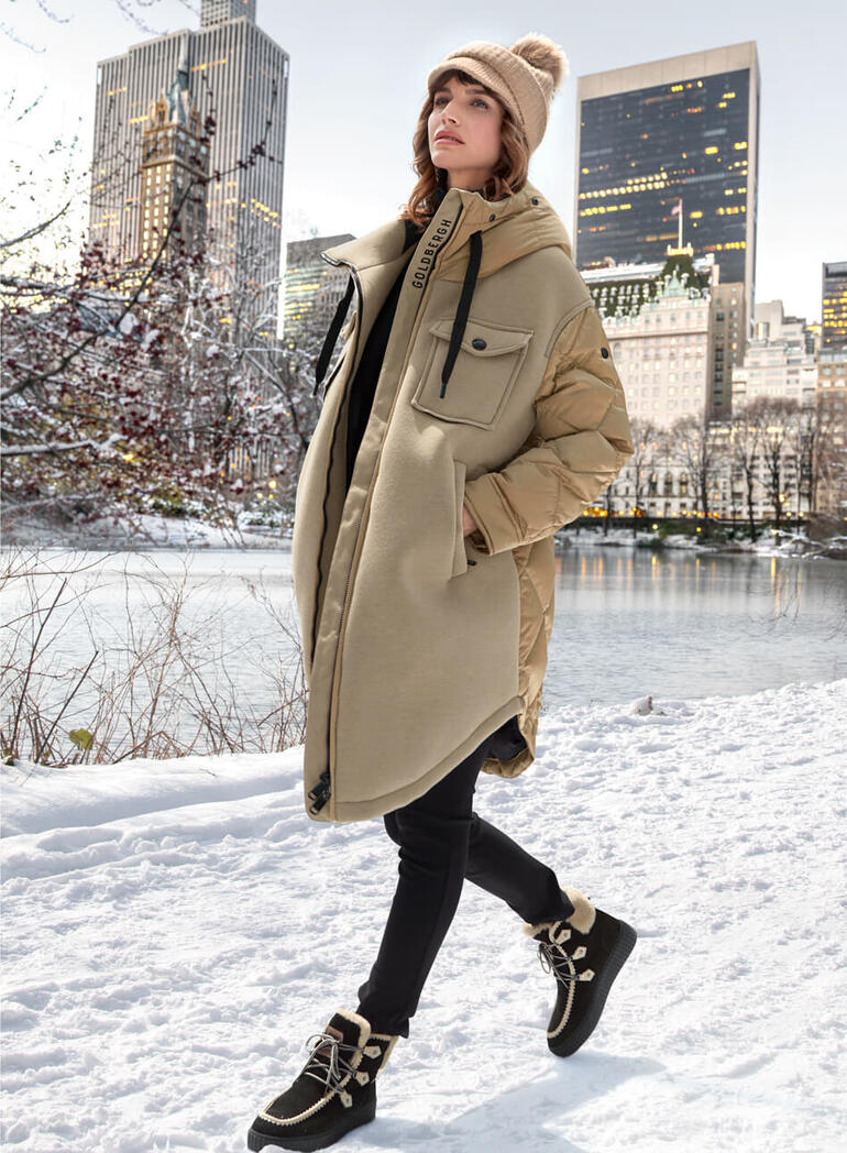 camel melange Vrouw in Christies shape-stretchbroek in de winter in de stad