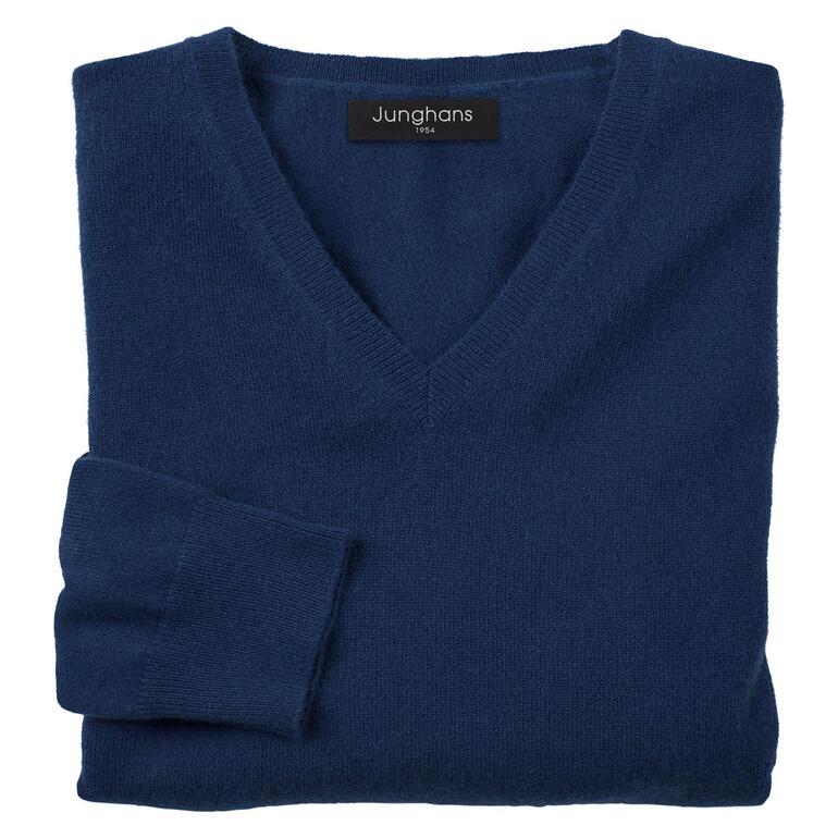 V-hals pullover, navy Donkerblauwe V-hals pullover van kasjmier, opgevouwen.