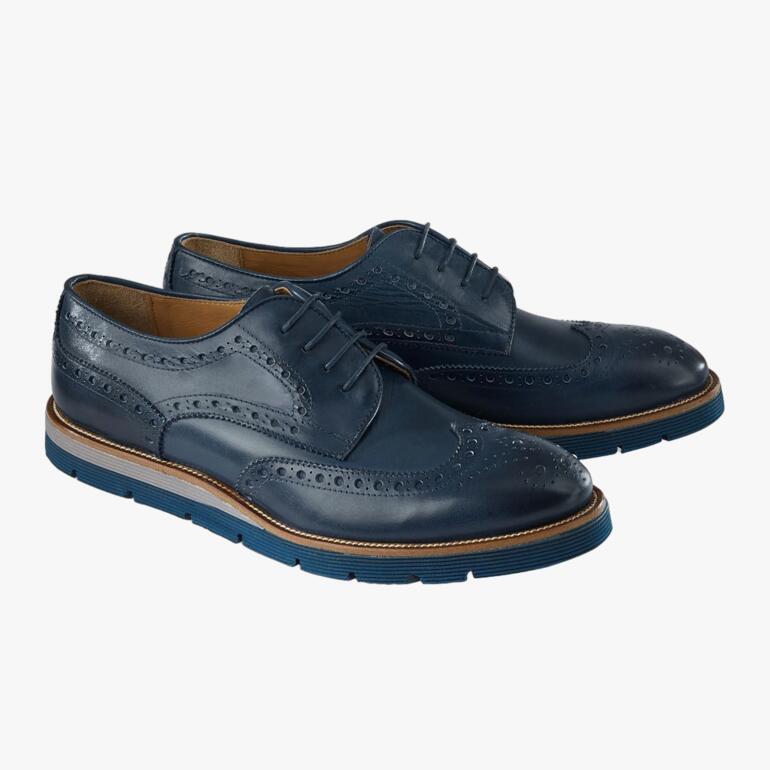 Twee zwarte Budapester 2.0 schoenen met perforaties en platte zool