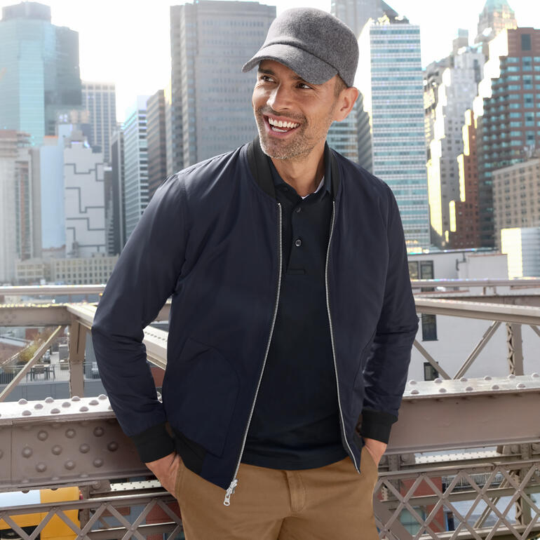 Man met Roeckl Walk-petroon voor een stadslandschap