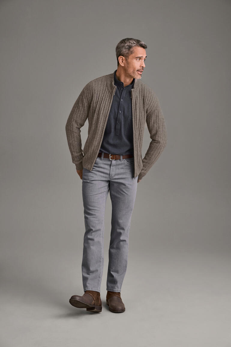 Vest met jakwol Man in een beige yak-gebreide cardigan over een blauw overhemd en grijze broek