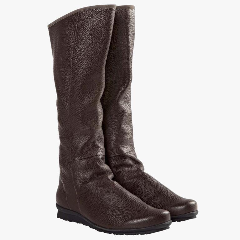 Bruine hertenleren laarzen met hoge schacht en platte zool.