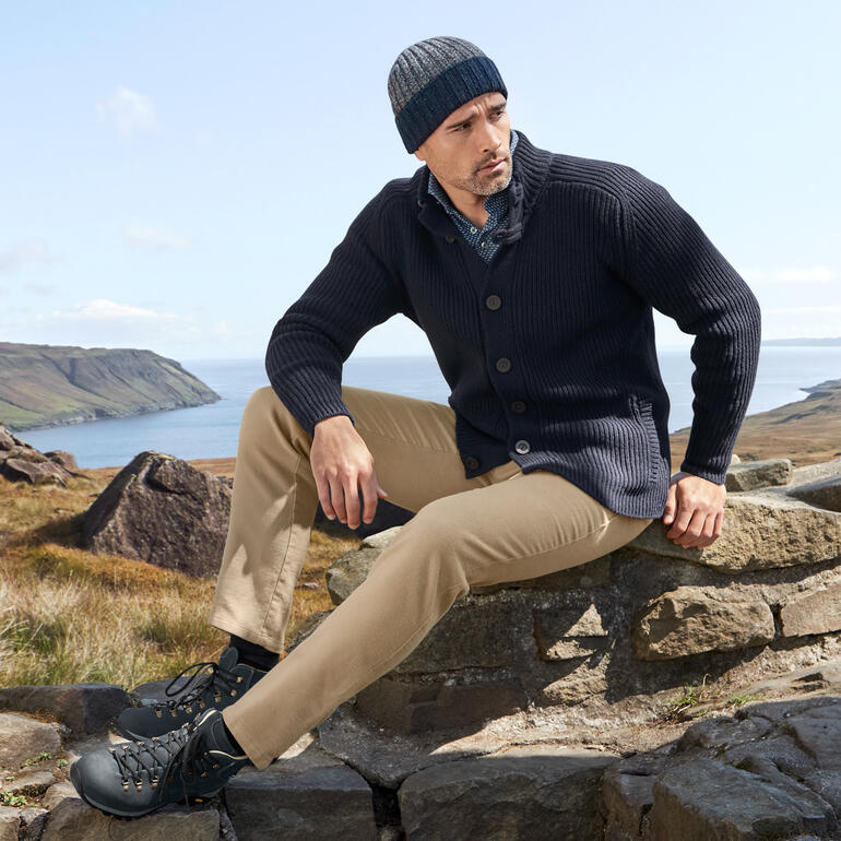 Fisherman Raglan vest in donkerblauw, gedragen door een man in de natuur.