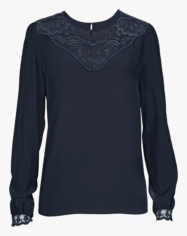 Donkerblauwe kant blouse met ronde hals en lange mouwen op een witte achtergrond.