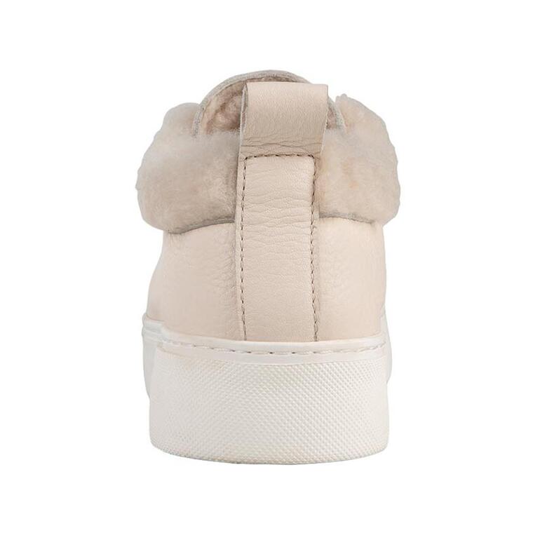 Achteraanzicht van een beige laminaat sneaker.