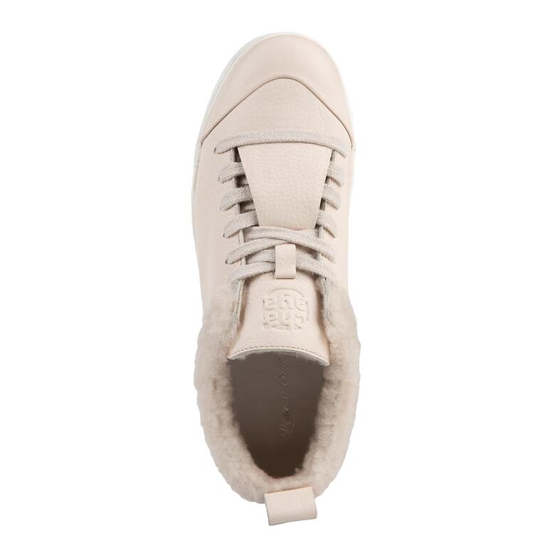 Bovenaanzicht van een beige laminaat sneaker.