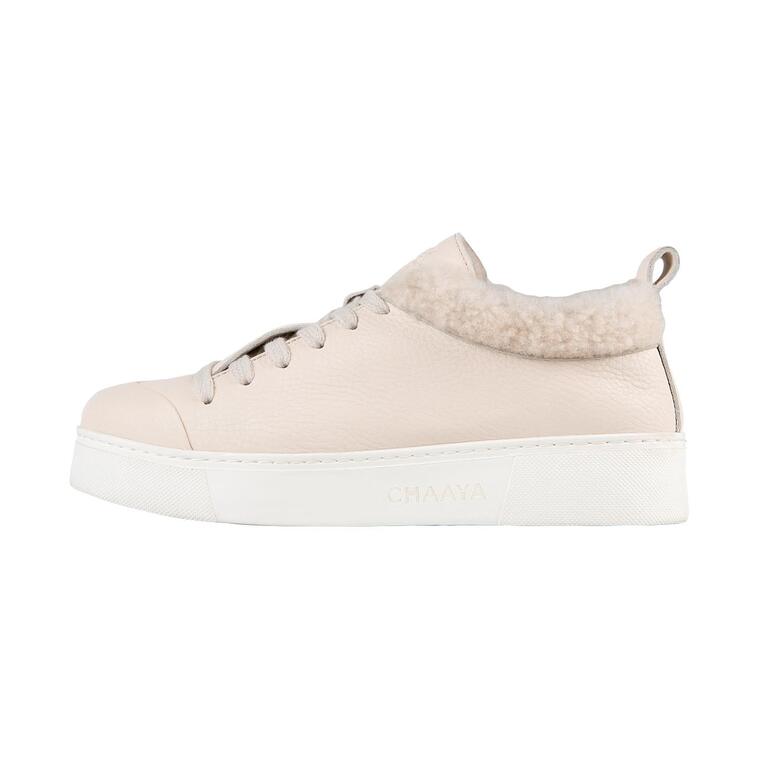 Zijaanzicht van een beige laminaat sneaker.