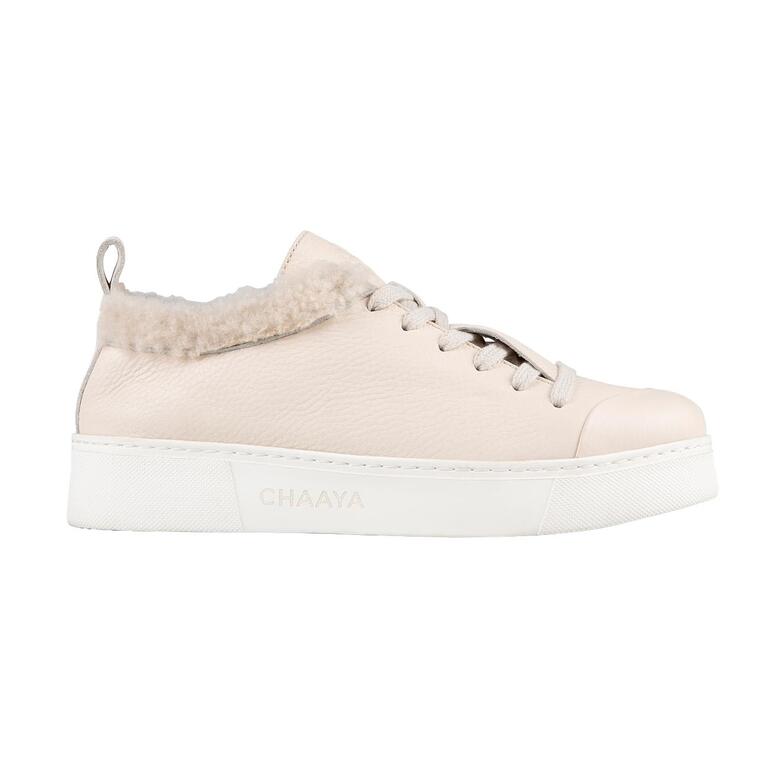 Beige lamswollen sneaker van Chaaya met een gladde buitenkant en een zachte voering