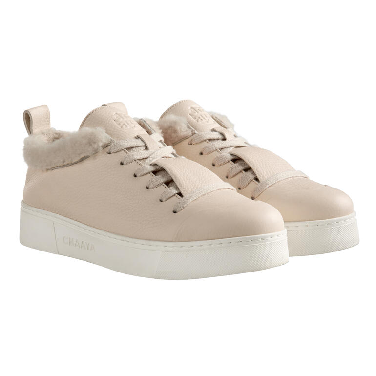 Beige lamswollen sneaker van Chaaya met veters en zachte voering, maat 36