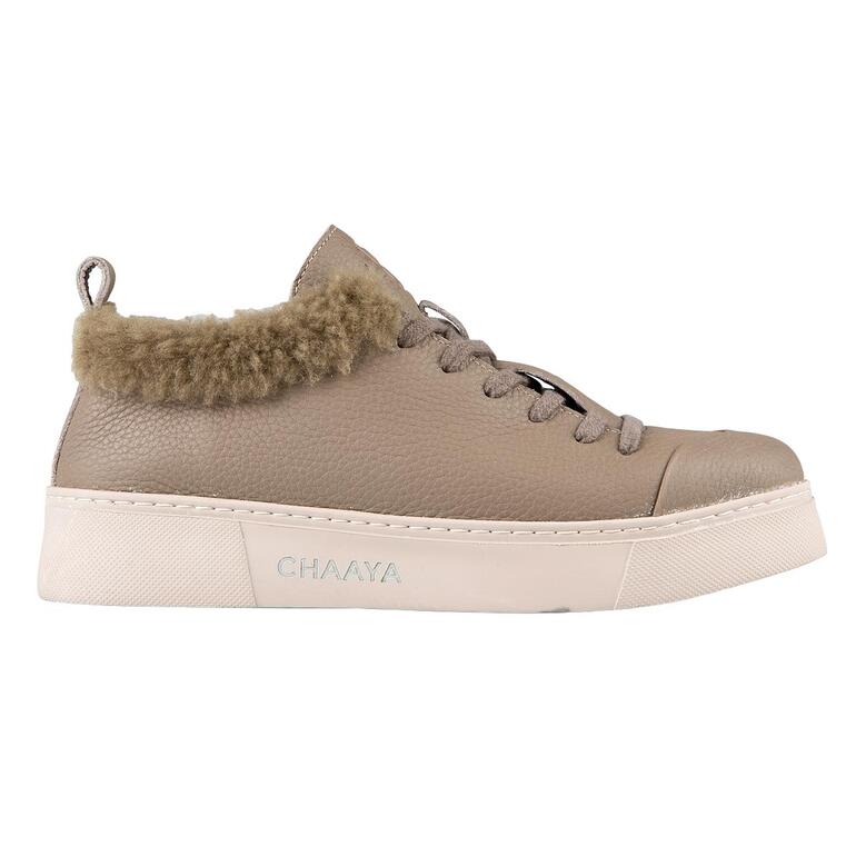 Zij-aanzicht van de Chaaya lammy-sneakers met veters in beige.