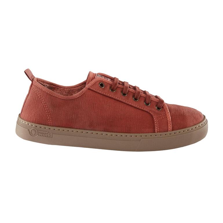 Zijaanzicht van een Natural World canvas sneaker in baksteenrood.