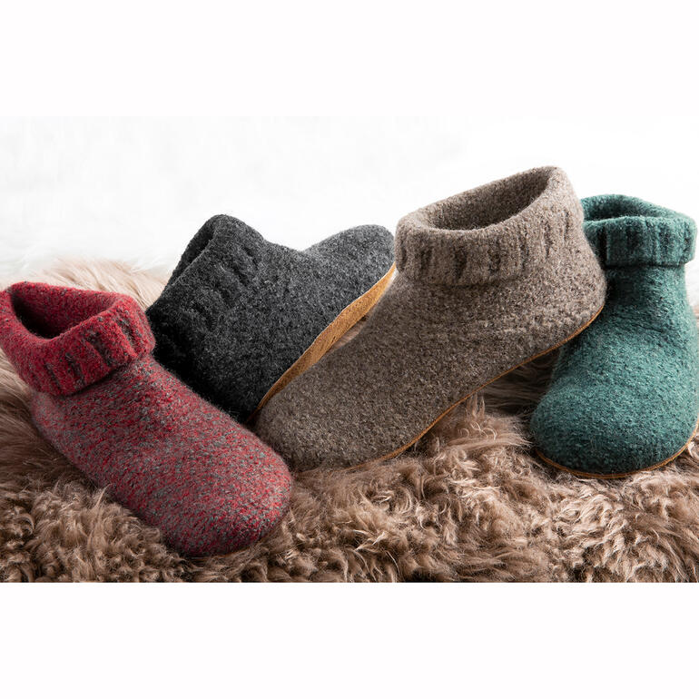 Gottstein gebreid boot Verschillende Gottstein Walkstrick-botten in verschillende kleuren op een zachte achtergrond.