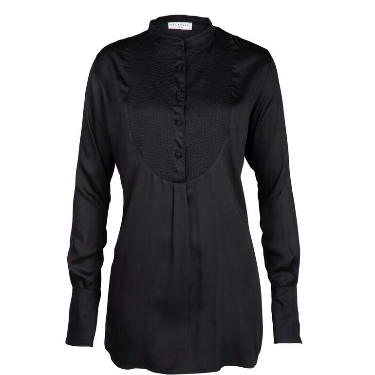 Vooraanzicht van een zwarte plastron tuniek met knoopdetails