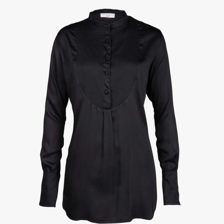 Vooraanzicht van een zwarte plastron tuniek met knoopdetails